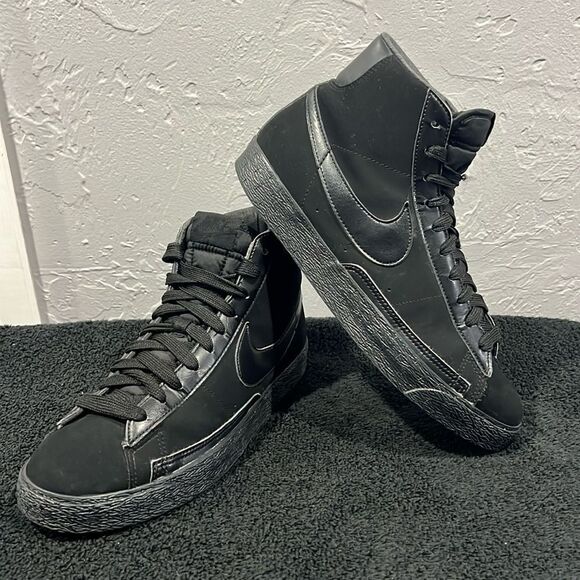 🔥Women’s NIKE Blazer High “Triple Black”- Skateboard Sneakers Sz 11 - EXCELLENT - Picture 1 of 13